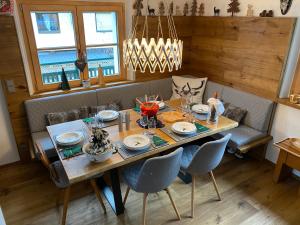 tavolo da pranzo con sedie e tavolo di Alpin Chalet Kern a Klösterle am Arlberg