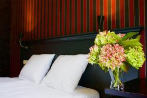 Tempat tidur dalam kamar di Hotel De Kruishoeve 's-Hertogenbosch - Vught