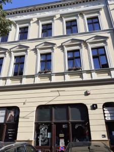 een groot wit gebouw met ramen aan een straat bij Apartment lux gimnazjalna in Bydgoszcz