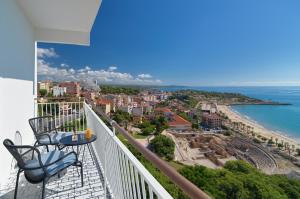 balkon z 2 krzesłami i widokiem na plażę w obiekcie H10 Imperial Tarraco 4* Sup w mieście Tarragona