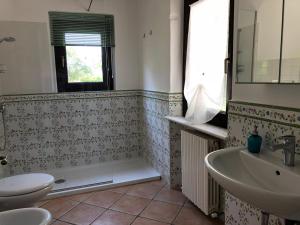 łazienka z wanną, umywalką i toaletą w obiekcie prima dell'opera w mieście Macerata