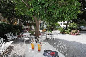 Ein Restaurant oder anderes Speiselokal in der Unterkunft Genovese Villa Elena Residence 