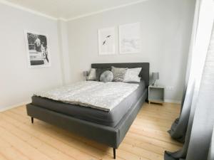 a bedroom with a large bed in a room at Dream Green Apartment 'Savannah' in Gladenbach