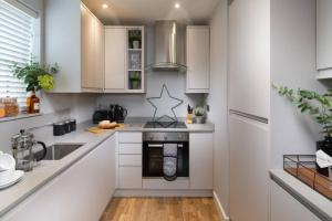 A kitchen or kitchenette at Roseland Apartment 4