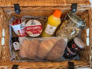 una cesta de alimentos con pan y otros alimentos en Ida’s Nook, en Norton Saint Philip