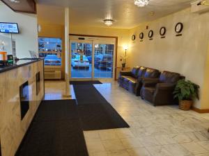 a lobby with couches and a waiting room at Bellis Inn in Bellingham