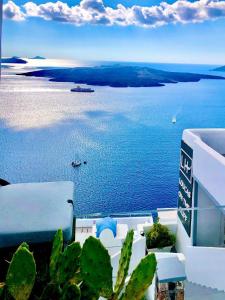 vistas al océano desde un edificio en Loucas on the Cliff, en Fira