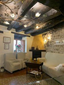 - un salon avec des canapés, une table et une cheminée dans l'établissement Villa Fontanas, à Hontanas