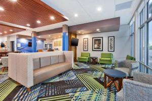 Zona de lounge sau bar la Holiday Inn Express & Suites - Grand Rapids Airport - South, an IHG Hotel