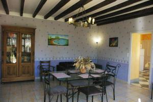 uma sala de jantar com mesa e cadeiras em Gîte Chez Jo em Longchamp-sur-Aujon