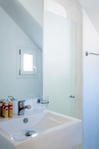 Kúpeľňa v ubytovaní Villa Del Sol Mykonos Junior Suite