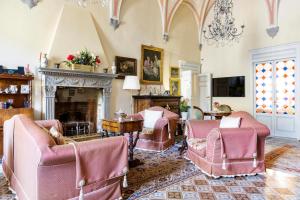 Televízia a/alebo spoločenská miestnosť v ubytovaní Residenza d'Epoca Palazzo Borghesi