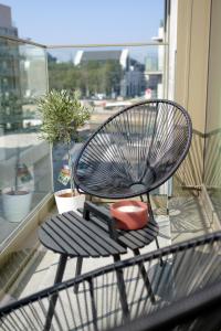 einen Stuhl auf dem Balkon in der Unterkunft The Riverside in Brüssel