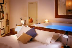 A bed or beds in a room at Naca Suite