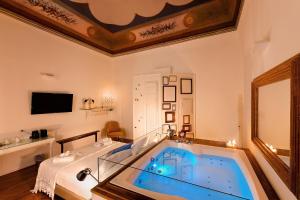 Habitación con baño grande con bañera de hidromasaje. en Naca Suite, en Catania