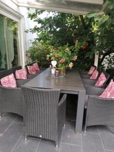 einen Tisch und Stühle auf einer Terrasse in der Unterkunft Pension Art Galerie in Eygelshoven