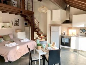 Habitación con cama y mesa con sillas. en Niki O. Apartments, en Parma