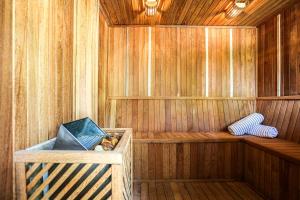 uma sauna com paredes e pisos em madeira em Praia do Estaleiro Guest House em Balneário Camboriú