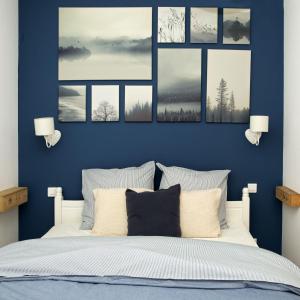 コルマールにあるHistoric Center - Free Parking - Thoughtful Hostの青い壁のベッドルーム1室、4枚の写真付きのベッド1台が備わります。