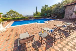 patio z krzesłami i basenem w obiekcie Villa Montaña Hotel & Spa w mieście Morelia