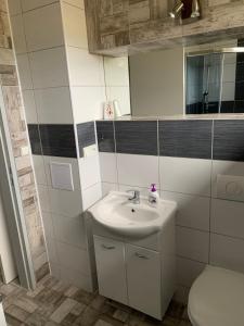 Koupelna v ubytování Apartmán Klínovec - Loučná pod Klínovcem 120-6 + 40 fotografií