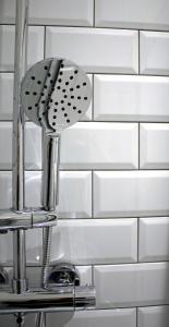 uma cabeça de chuveiro num lavatório na casa de banho em The Berwick Inn em Polegate