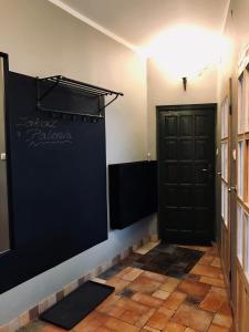 uma grande porta preta num quarto com uma parede em Stare Miasto em Zielona Góra