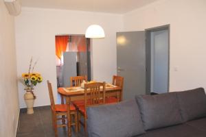 a kitchen and dining room with a table and a couch at Hospedaria Da Barragem in Montargil