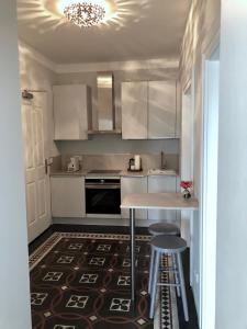 Dapur atau dapur kecil di LUXUS 5 Zi-Wohnung + Balkon in TOP-Lage FFM+KLIMA