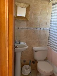 La salle de bains est pourvue de toilettes et d'un lavabo. dans l'établissement Hostal Playa Peñuelas, à Coquimbo