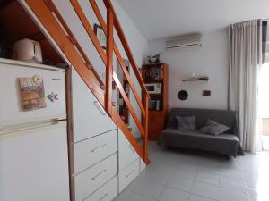 ein Wohnzimmer mit einem Sofa und einer Treppe in der Unterkunft Escapada a l'Estartit - Argonavis in L'Estartit