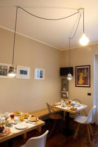 uma sala de jantar com duas mesas com pratos de comida em B&B Ai Tre Cavalli em Cherasco