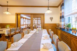 a dining room with a long table and chairs at Zum Lindenbaum in Finnentrop