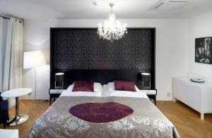 En eller flere senge i et værelse på Hotel Aplaus