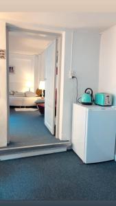 Giường trong phòng chung tại Cozy Studio Apartment right next to the City Hall