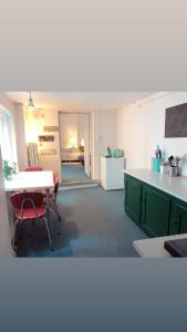 Khu vực ghế ngồi tại Cozy Studio Apartment right next to the City Hall