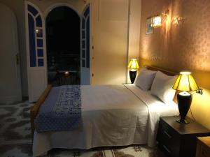 A bed or beds in a room at Al Gezera Apartments