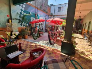 Ein Restaurant oder anderes Speiselokal in der Unterkunft Hierba De Conejo Hostel 