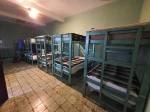 Ein Etagenbett oder Etagenbetten in einem Zimmer der Unterkunft Hierba De Conejo Hostel