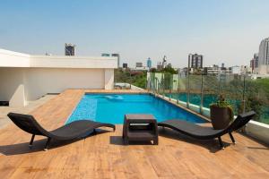 Πισίνα στο ή κοντά στο Luxurious stay at modern apartment (Equipetrol)