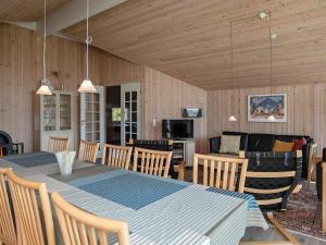 TV a/nebo společenská místnost v ubytování 12 person holiday home in Idestrup-By Traum