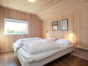Postel nebo postele na pokoji v ubytování 12 person holiday home in Idestrup-By Traum