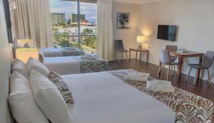 Postel nebo postele na pokoji v ubytování Cairns Plaza Hotel