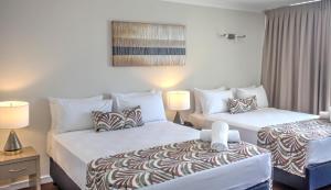 Postel nebo postele na pokoji v ubytování Cairns Plaza Hotel