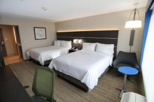 Llit o llits en una habitació de Holiday Inn Express & Suites - Forney, an IHG Hotel