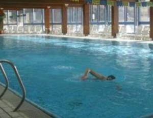 una persona che nuota in una piscina di Residence kurtz a Maso Corto