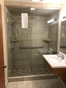 W łazience znajduje się prysznic i umywalka. w obiekcie Bay Breeze Resort w mieście Ephraim