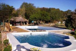- une piscine dans une cour avec une maison dans l'établissement Estilo de Vida, à Capilla del Monte