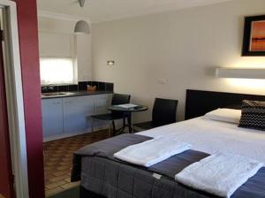 Postel nebo postele na pokoji v ubytování Motel Lodge + 37 fotografií