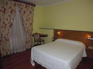 A bed or beds in a room at Cruceiro do Monte